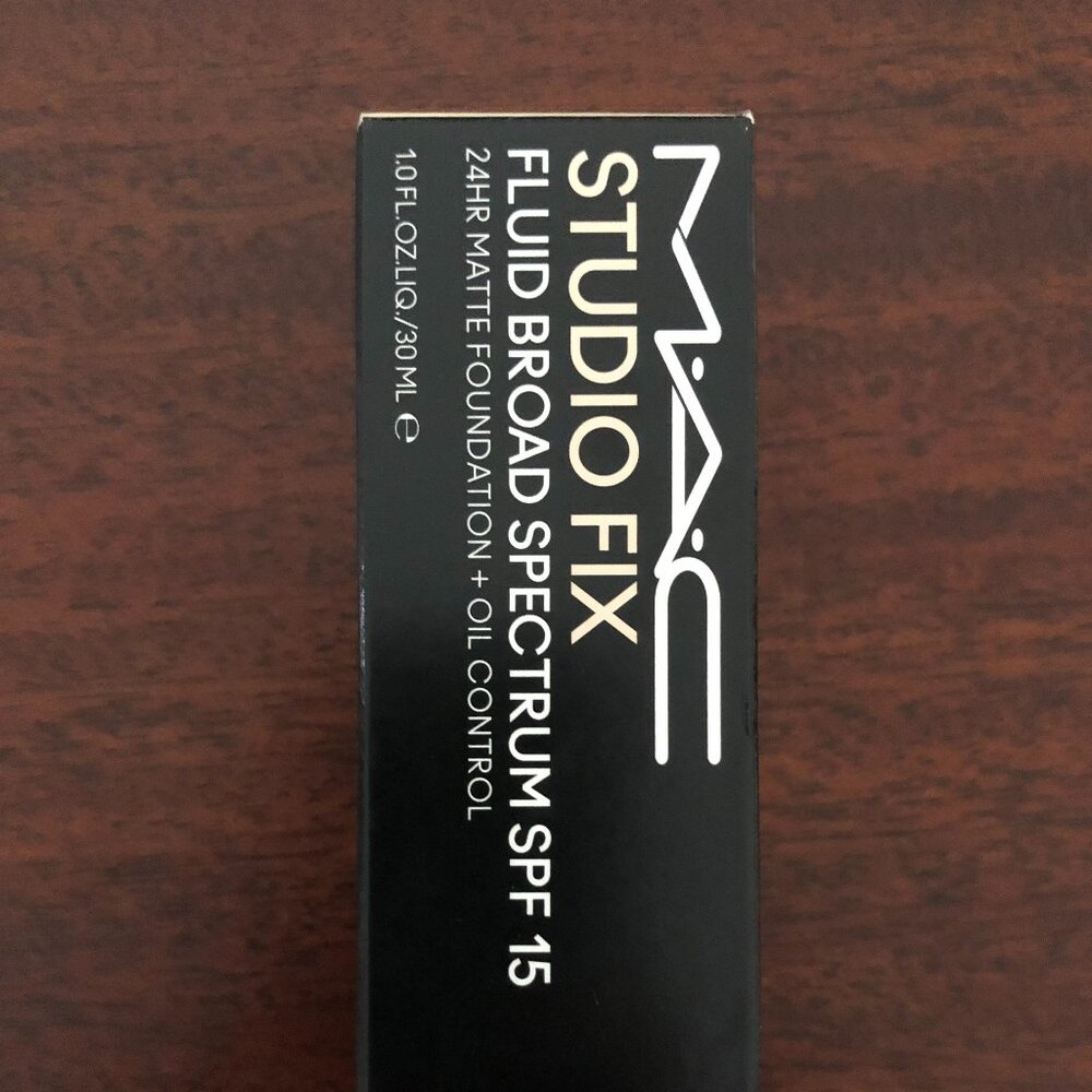 NEW IN BOX: Studio Fix Fluid SPF 15 24HR Matte Foundation + Oil Control
